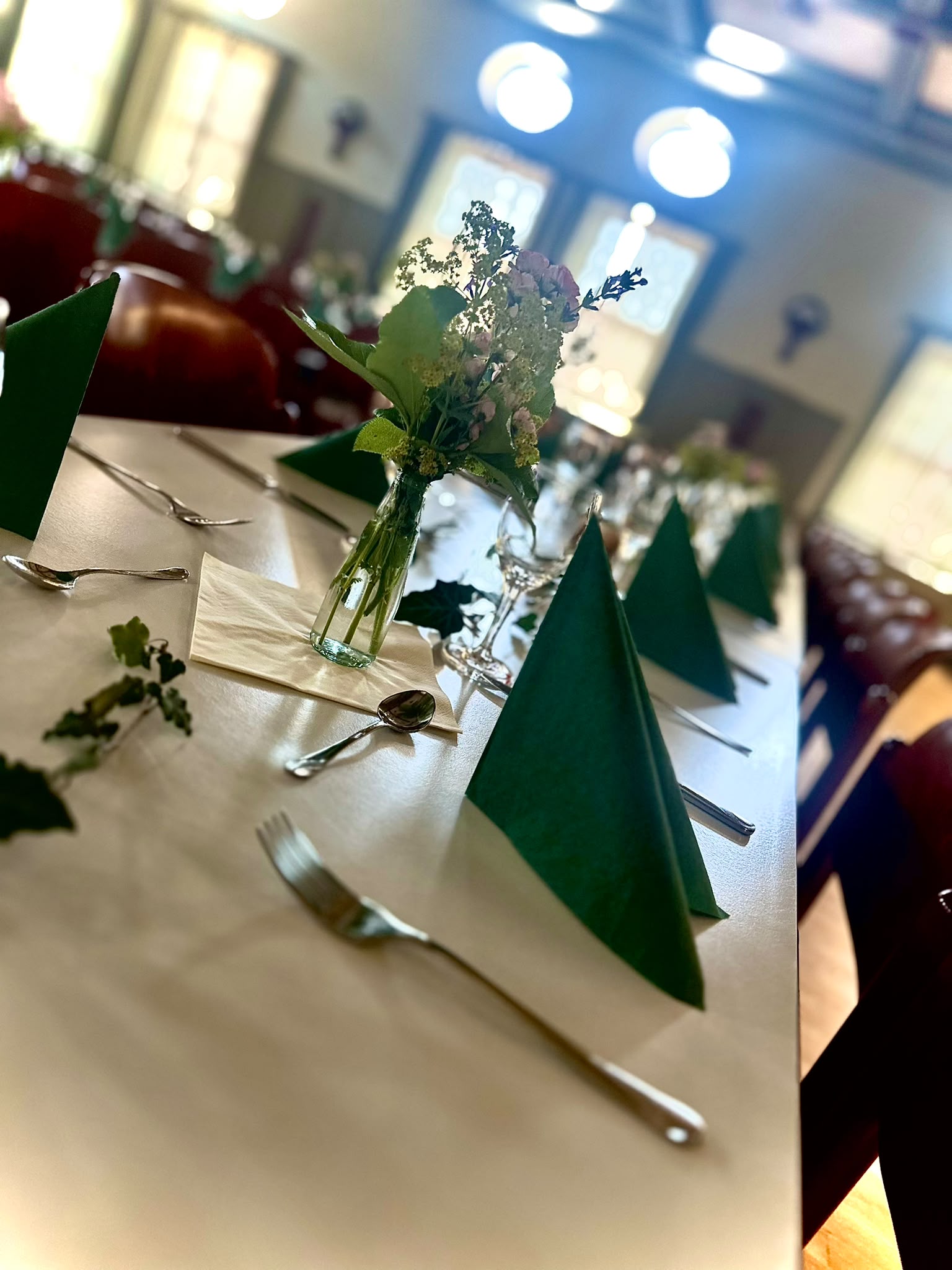 Festlich gedeckte Tafel im Goldenen Hirsch